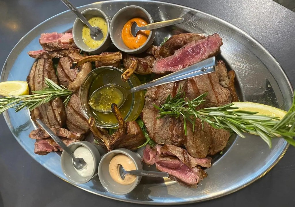 Gegrilltes Fleisch mit Saucen.